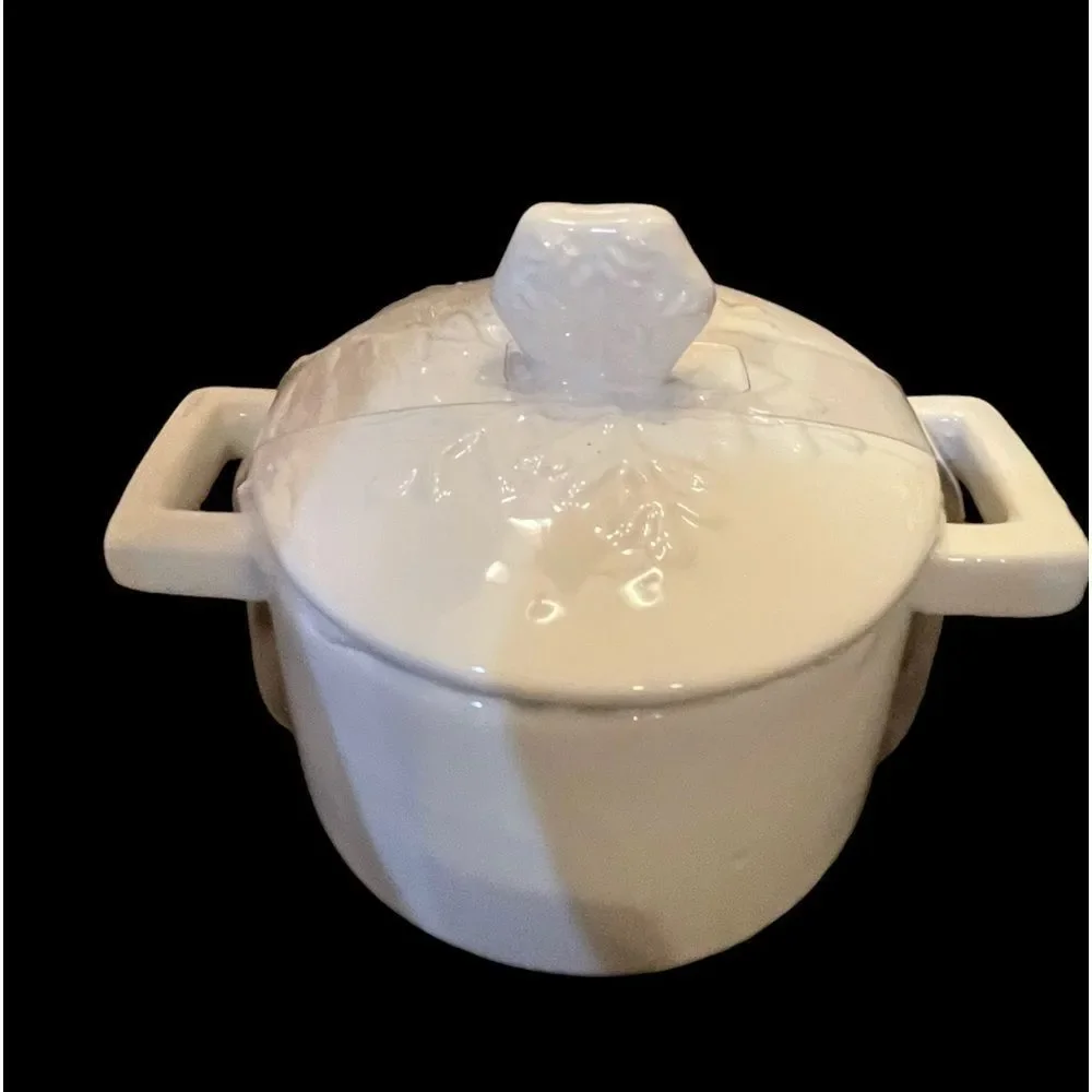 WHITE COVERED SNOWFLAKE CONTAINER‎